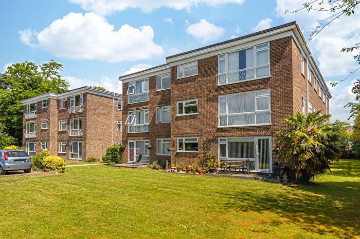 2 Bedroom Flat For Sale In Grovelands, Horley, RH6