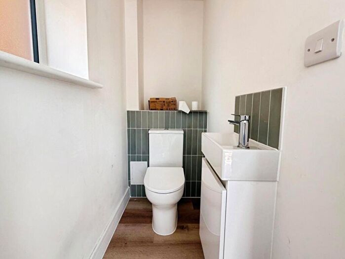 2 Bedroom Detached House For Sale In Shaftesbury Close, Bracknell, Berkshire, RG12