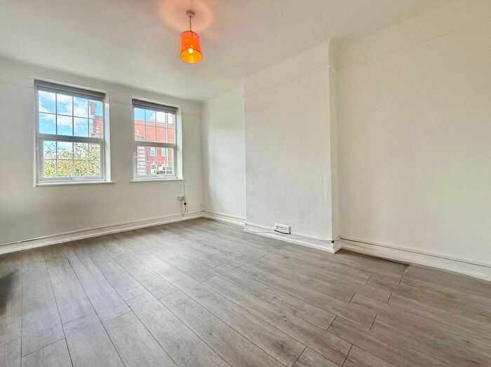 Studio To Rent In Golders Green Road, London, NW11