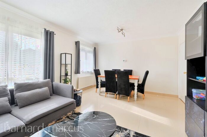 2 Bedroom Flat To Rent In Adams Close, Berrylands, Surbiton, KT5