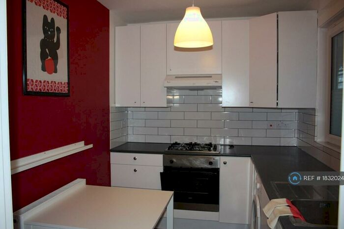 2 Bedroom Flat To Rent In Southampton Way, London, SE5