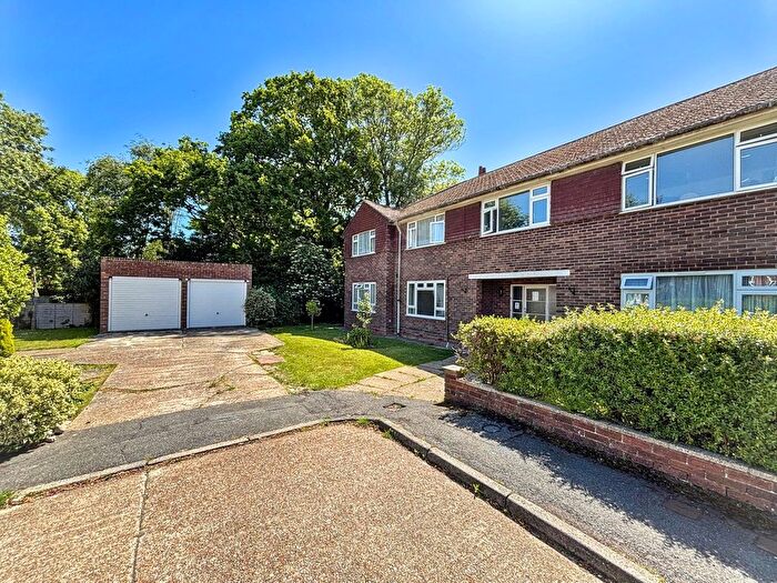 2 Bedroom Flat For Sale In Mayfield Way, Bexhill-On-Sea, TN40