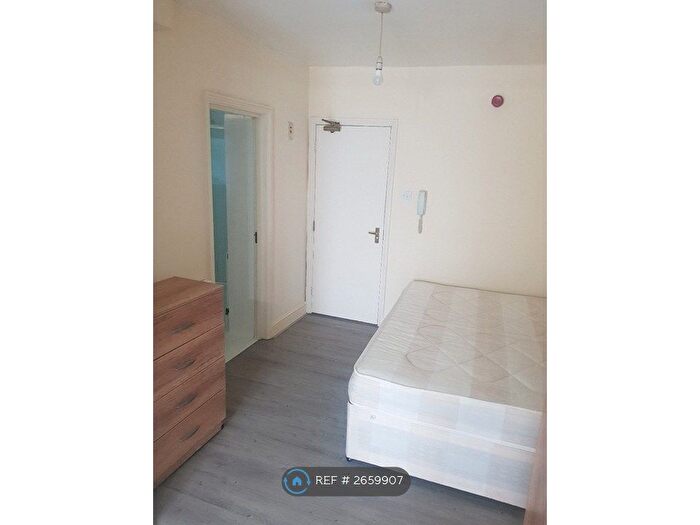 Studio To Rent In Station Road, London, N11