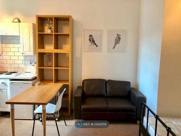 Studio To Rent In Causewayside, Edinburgh, EH9