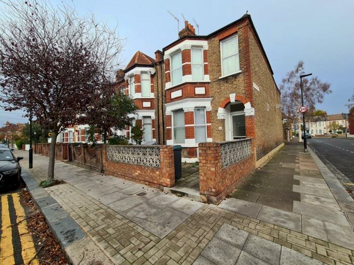 2 Bedroom Flat To Rent In Rutland Gardens, N4