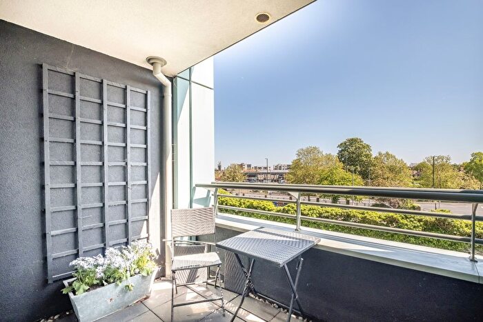 2 Bedroom Flat To Rent In Bardolph Road, Richmond, TW9