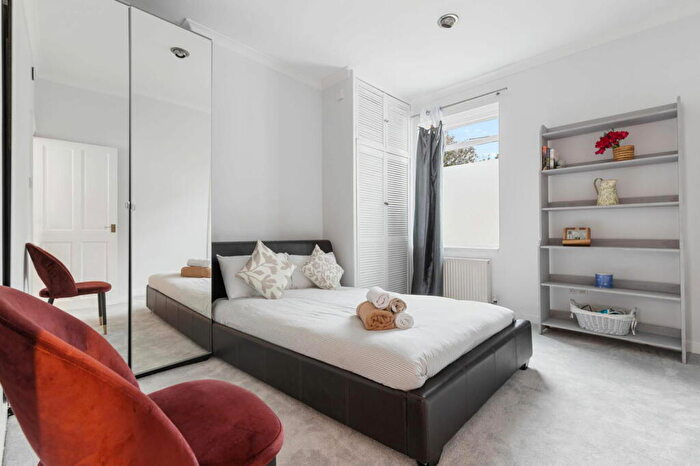 1 Bedroom Maisonette For Sale In Long Lane, East Finchley, London, N2