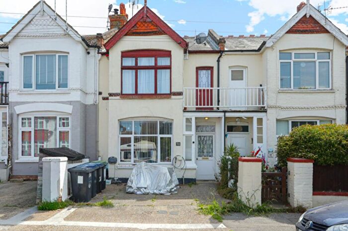 1 Bedroom Flat For Sale In Douglas Road, Herne Bay, Kent, CT6