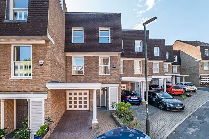 5 Bedroom Flat To Rent In Welford Place, London, SW19