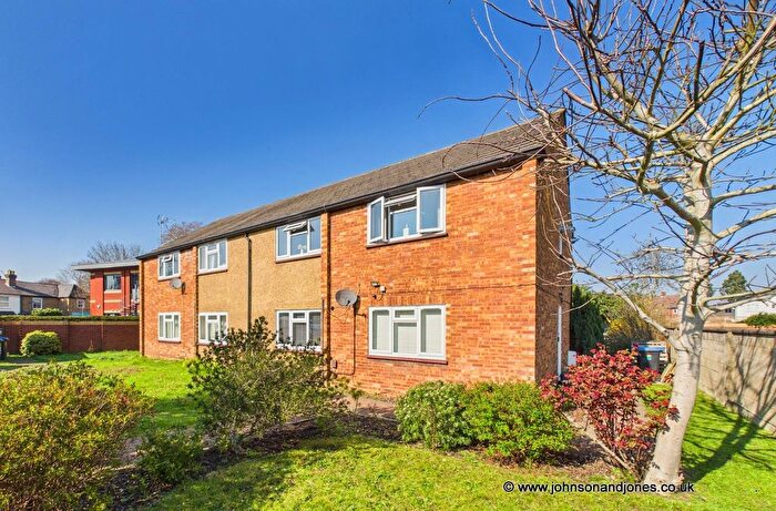 2 Bedroom Maisonette For Sale In Horsell Court, Chertsey, KT16