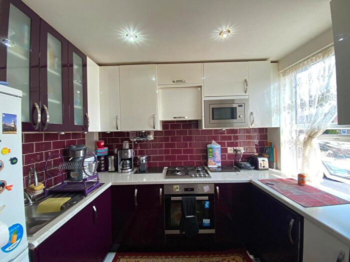 2 Bedroom Flat To Rent In Deansbrook Road, Edgware, HA8