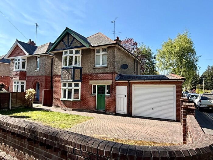 3 Bedroom Detached House For Sale In Clarendon Road, Broadstone, BH18