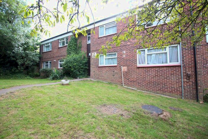 2 Bedroom Flat To Rent In Catsey Lane, Bushey, WD23