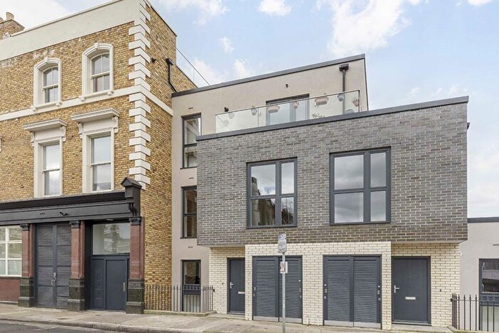 3 Bedroom Flat To Rent In Goldhawk Road, Goldhawk Road, W12