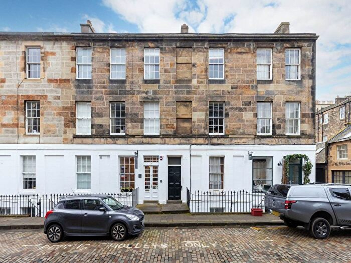 2 Bedroom Flat To Rent In William Street, West End, Edinburgh, EH3