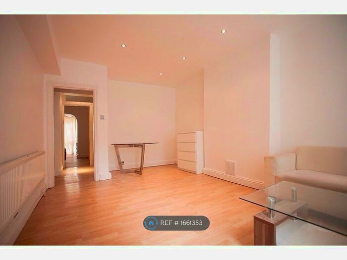 2 Bedroom Flat To Rent In Crookham Road, London, SW6