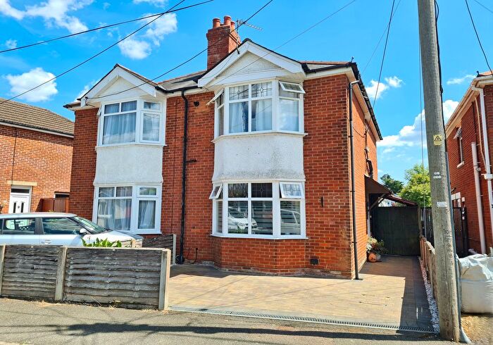 3 Bedroom Semi-Detached House For Sale In Yeomans Way, Totton, SO40