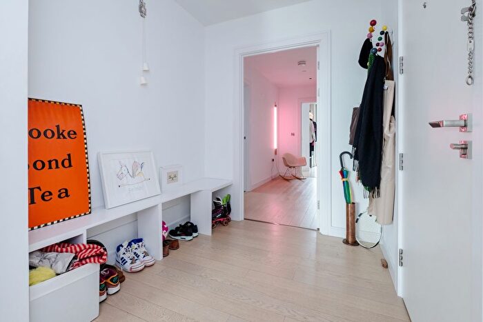 3 Bedroom Flat To Rent In Downs Road, London, E5