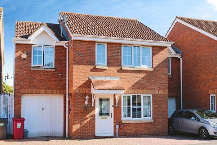 3 Bedroom Detached House To Rent In -Bedroom Linked-Detached House - Langley, SL3