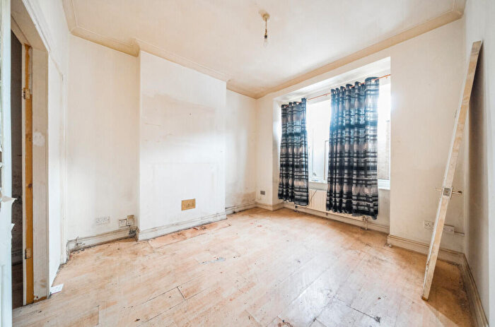 3 Bedroom End Of Terrace House For Sale In Edmund Road, Mitcham, CR4