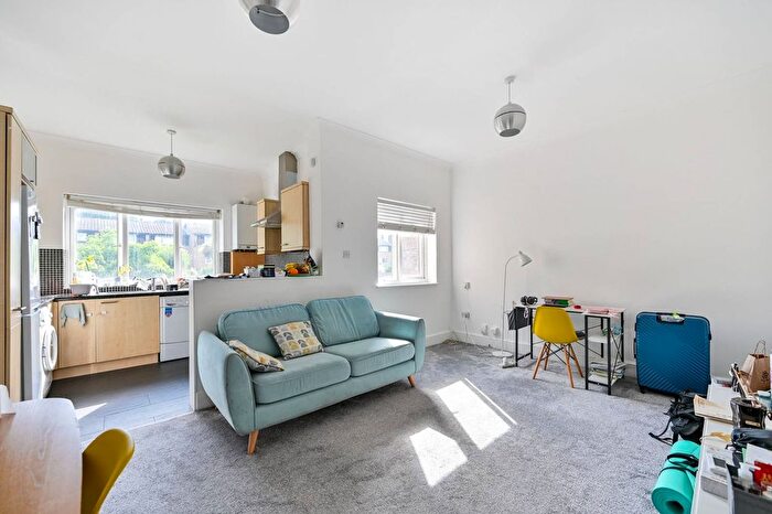 2 Bedroom Flat To Rent In Queens Road, Twickenham, TW1