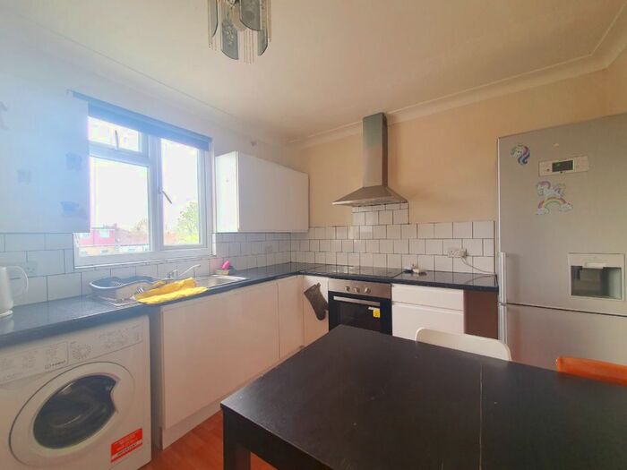 2 Bedroom Flat To Rent In Grenoble Gardens, London, N13