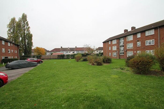 2 Bedroom Flat To Rent In Longwood Gardens, Ilford, London, IG5