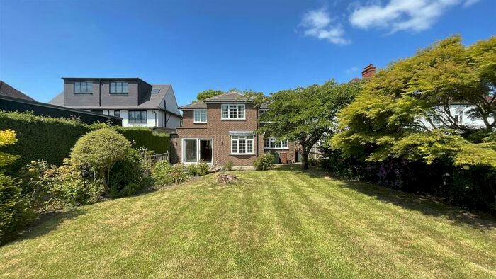 4 Bedroom Detached House To Rent In High View, Cheam, SM2