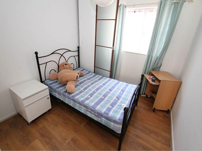 Studio To Rent In Swallow Drive, London, NW10