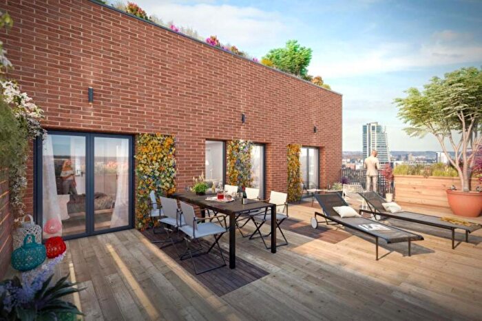 2 Bedroom Flat For Sale In Springwell Gardens, Whitehall Road, Leeds, LS12