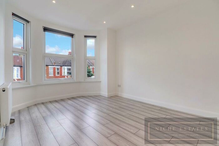 2 Bedroom Apartment To Rent In Squires Lane, Finchley Central, London, - See Video Tour Online!, N3