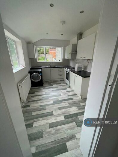 2 Bedroom Semi-Detached House To Rent In St. Winifreds Avenue, Luton, LU3