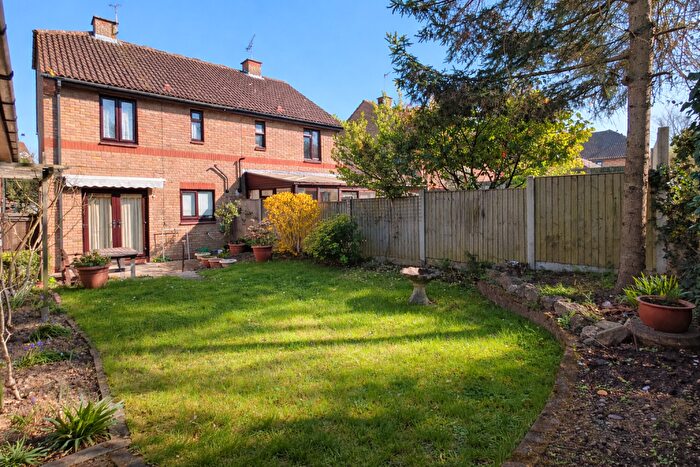 3 Bedroom Semi-Detached House For Sale In Lambarde Close, Halling, Rochester, ME2