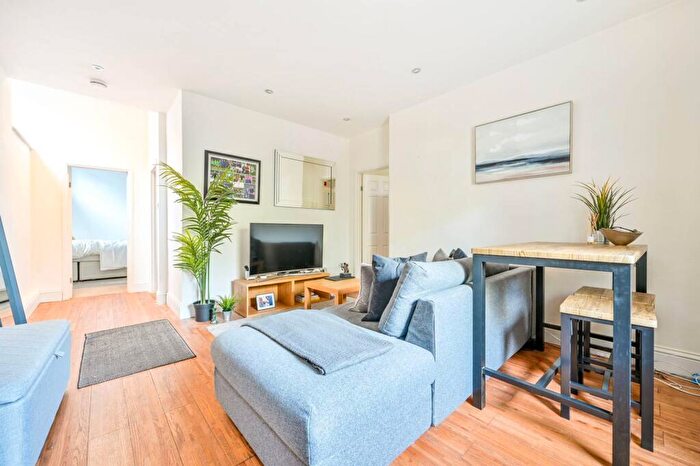 1 Bedroom Flat For Sale In Lower Edgeborough Road, Guildford, GU1