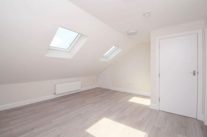 2 Bedroom Flat To Rent In Bushey Hall Road, Bushey, WD23