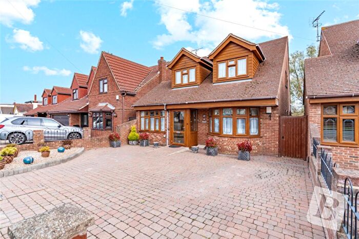 4 Bedroom Detached House For Sale In Fanton Walk, Wickford, Essex, SS11