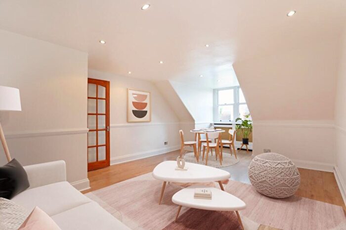 2 Bedroom Flat For Sale In Hurstbourne Road, London, SE23
