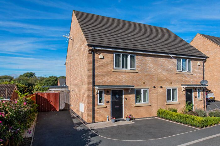 3 Bedroom Semi-Detached House For Sale In Cherwell Drive, Kettering, NN16