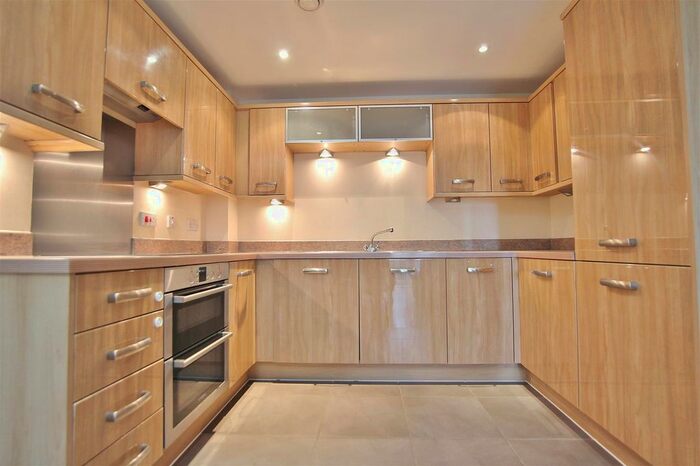 1 Bedroom Flat To Rent In Lanadron Close, Isleworth, TW7
