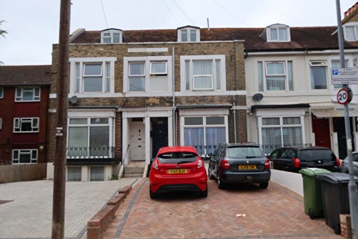 1 Bedroom Flat To Rent In Grove Road North, Southsea Unfurnished, PO5