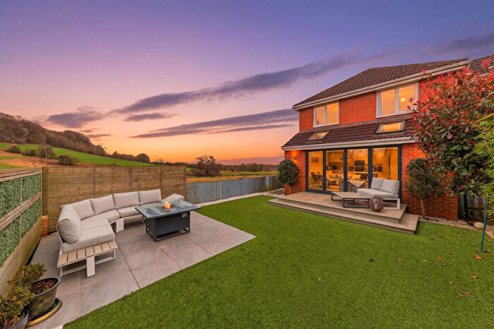 3 Bedroom Link Detached House For Sale In Lakeside Chase, Leeds, LS19