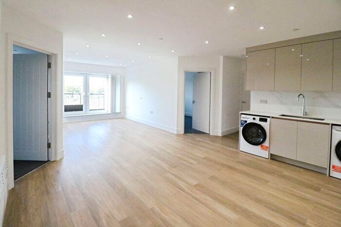 2 Bedroom Detached House To Rent In High Street, Slough, SL3