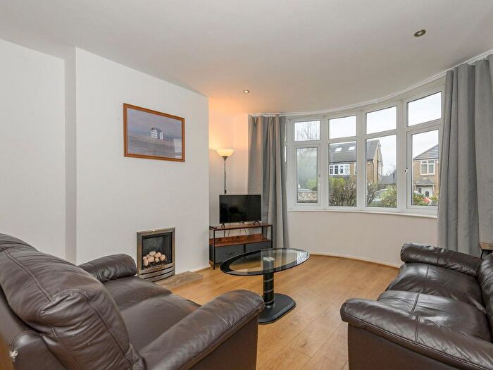 3 Bedroom Flat To Rent In Moortown, LS17