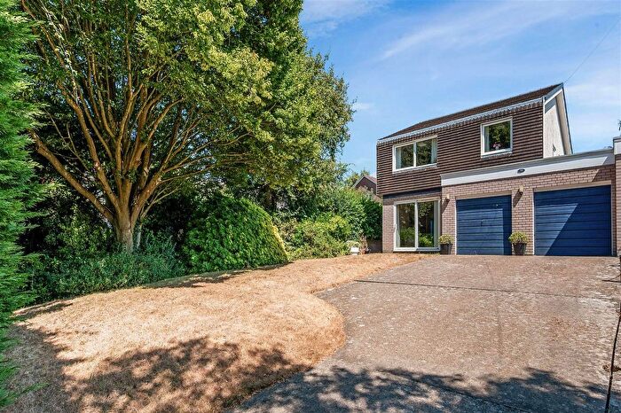 4 Bedroom Detached House For Sale In Southdown Road, Horndean, PO8