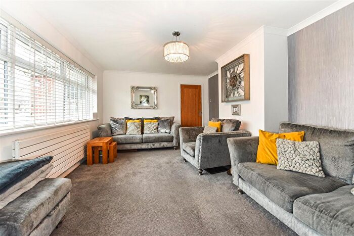 2 Bedroom Detached Bungalow For Sale In Whitebeam Close, Horndean, PO8