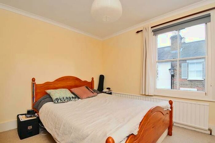 2 Bedroom Cottage To Rent In Connaught Road, Richmond, TW10