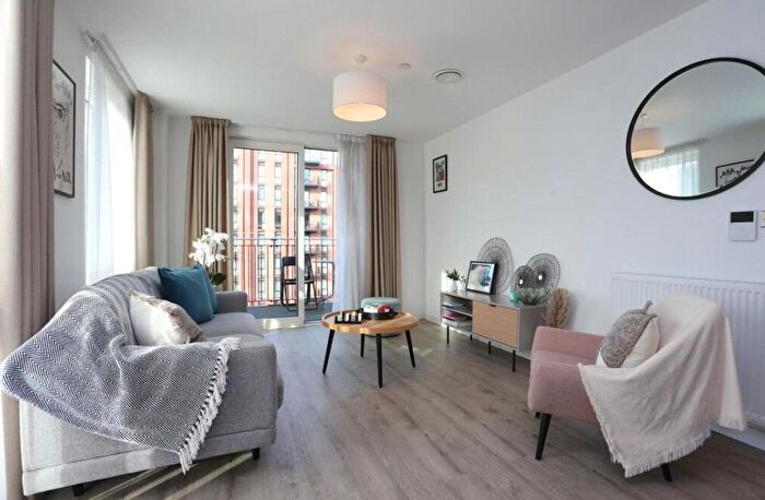 3 Bedroom Flat To Rent In Melrose Gardens, Shepherds Bush, London, W6