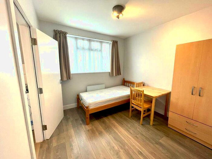 Studio To Rent In Woodville Gardens, NW11
