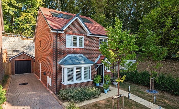 4 Bedroom Detached House For Sale In Bracher Close, Alton, GU34