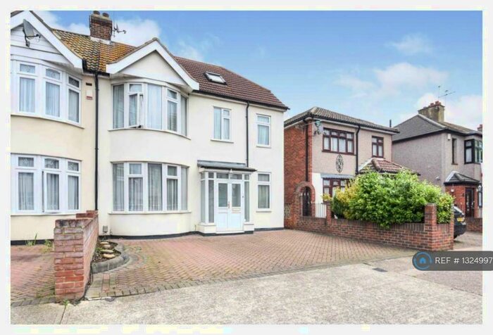 4 Bedroom Semi-Detached House To Rent In Oliver Road, Rainham, RM13